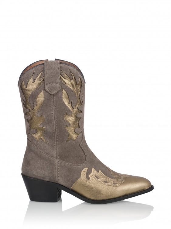 This perfect western style boot from Portuguese brand DWRS. This neutral leather and suede combination is a complete winner all year round. A pull on mid length boot with a lower heel makes it super comfortable. Make a statement with a dress or a wide leg jean.