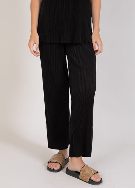With their loose-fitting design, these pants from CC Heart are both comfortable and stylish. They are perfect for both everyday wear and more formal occasions. The pants feature a pleated detail that adds a touch of elegance and style to your outfit. Match them with the corresponding blouse for a complete look.