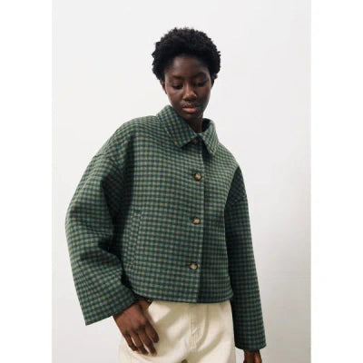 This vintage-style, check jacket from Parisian brand FRNCH is a true classic that exudes style and versatility. The large collar and A-line shape flatters any figure, while the contrasting buttons offer a unique touch. Elevate your wardrobe with the "EDA Jacket" in Vert Foret. It is finished with slanted front pockets. The fit is fairly generous.