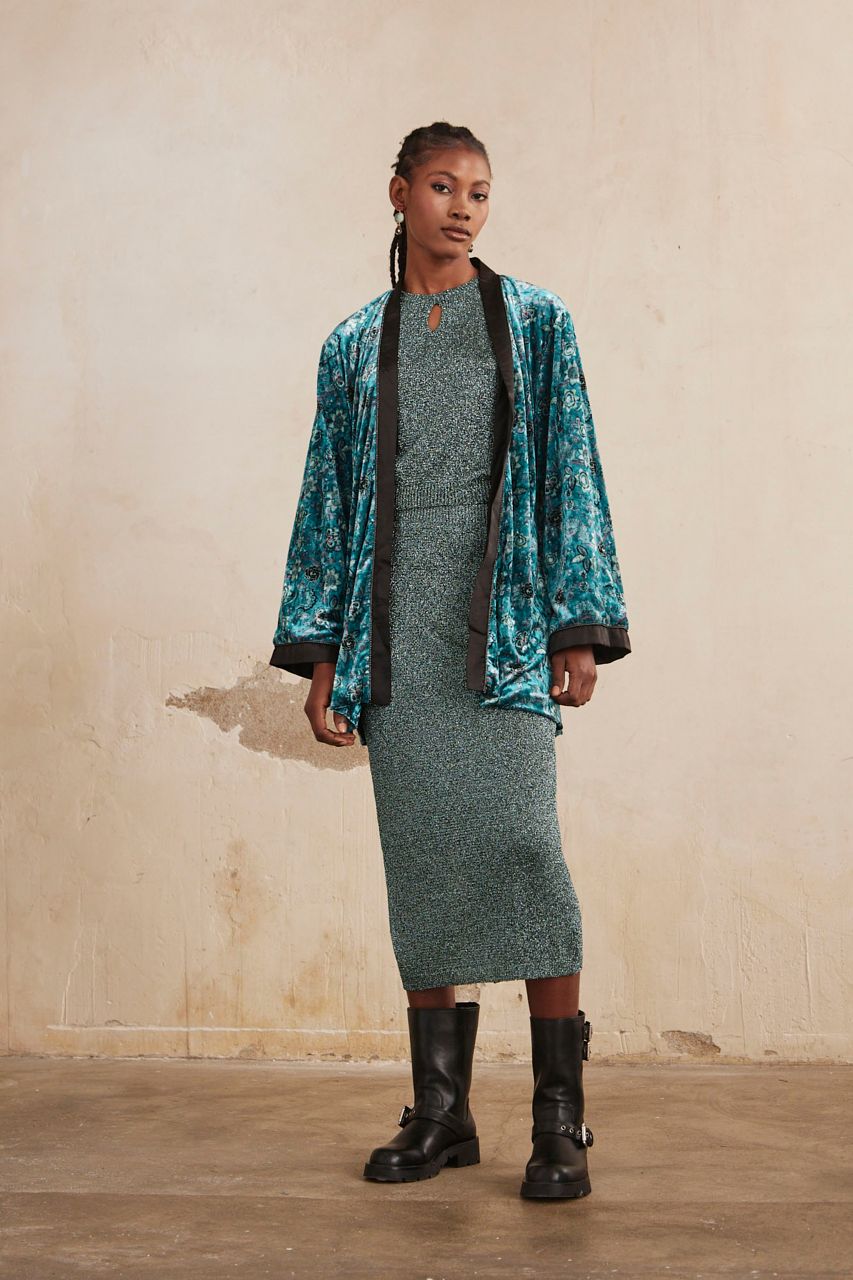 A stunning long sleeve printed velvet kimono from our favourite Spanish brand NKN Nekane in a vibrant turquoise. There is a satin feel trim and metal hardware around the cuffs and the front opening. The cuffs are wide and there are side pockets in the jacket. The fit is true to size.