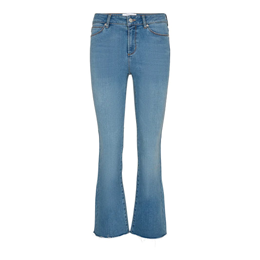 Jelena Kick Flare jeans from Pieszak comes in a mid blue denim colour with a skinny fit, high waist and kick flare leg together with contrast stitching.&nbsp;With the kick flare leg, this fit is great for shorter legs and just begging to show off your best pair of shoes. Buy your normal jean size.