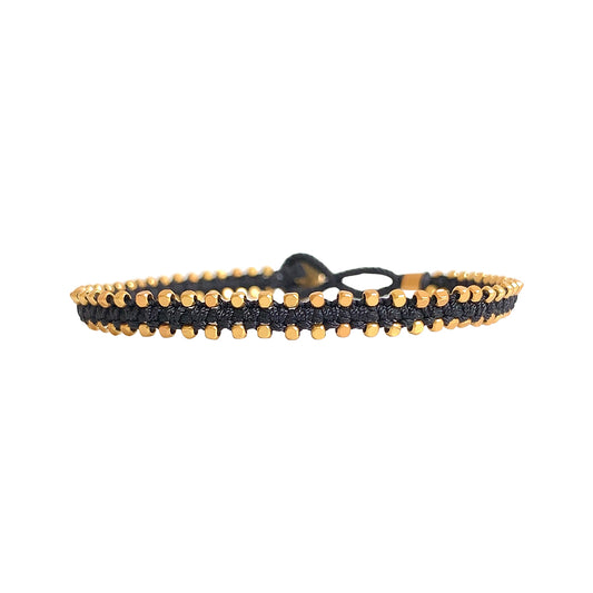 This woven macrame bracelet from IBU is one of our favourites this season! The combination with the gold plated beads gives it a design that can be worn everyday. Treat yourself with this Jill Amy bracelet, handmade with love in Bali.