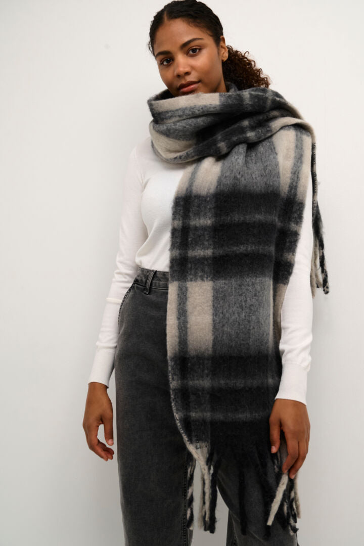 Chunky check scarf from Scandi brand Kaffe in a bold monochrome combination. A great addition to any winter wardrobe. Super soft with fringes on either end.