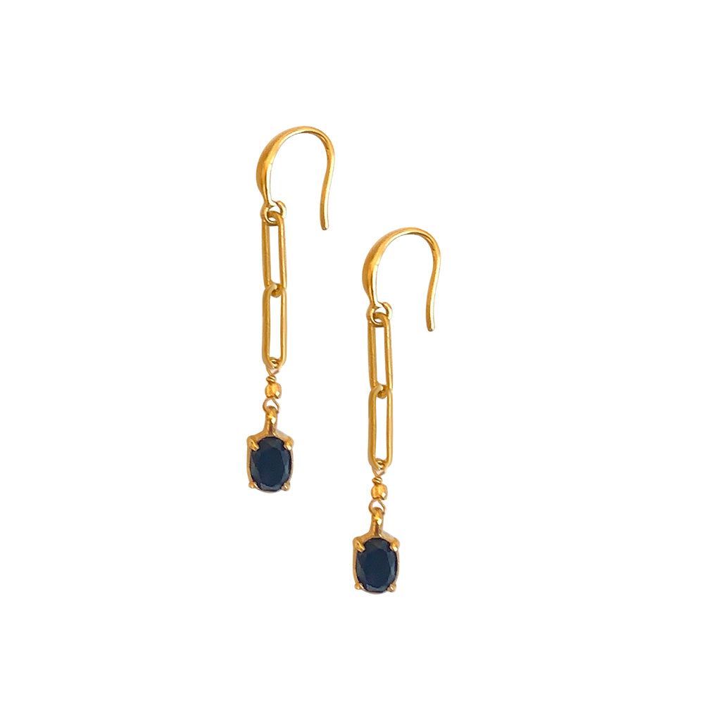 Sparkle and shine with our effortlessly chic Link Honey earrings by IBU finished with a delicate Onyx stone for the mesmerizing effect. From day to night, these earrings are versatile for any occasion.