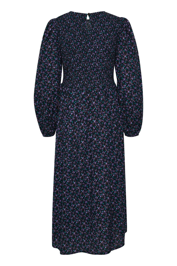 The Nomy smock dress from Scandi brand Kaffe is a great every day piece. This midi length dress is perfect for work wear. It has a sheared bodice for a super flattering fit. The full skirt has the obligatory side pockets. The long sleeve is full and has a slight puff at the shoulder. The cuff is elasticated for a great fit. This dress is true to size and has a single button fastener at the back of the neck.