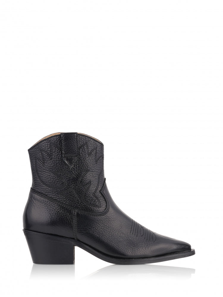 Introducing the Serio leather Western Boot by shoe brand DWRS. This Western inspired style is ankle height with western boot stitching on the front. On trend and super comfortable, these boots are an absolute wardrobe must have. Fit is true to size.