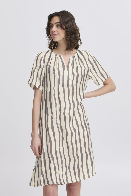 The beautiful Ariana shift dress from Danish brand FRANSA is super cool and will come into it's own on a hot summers day or a tropical holiday. The light fabric is cool and the notch neck and short sleeves are very flattering on all sizes. In a neutral print this would look great worn with a metallic sandal or trainer.