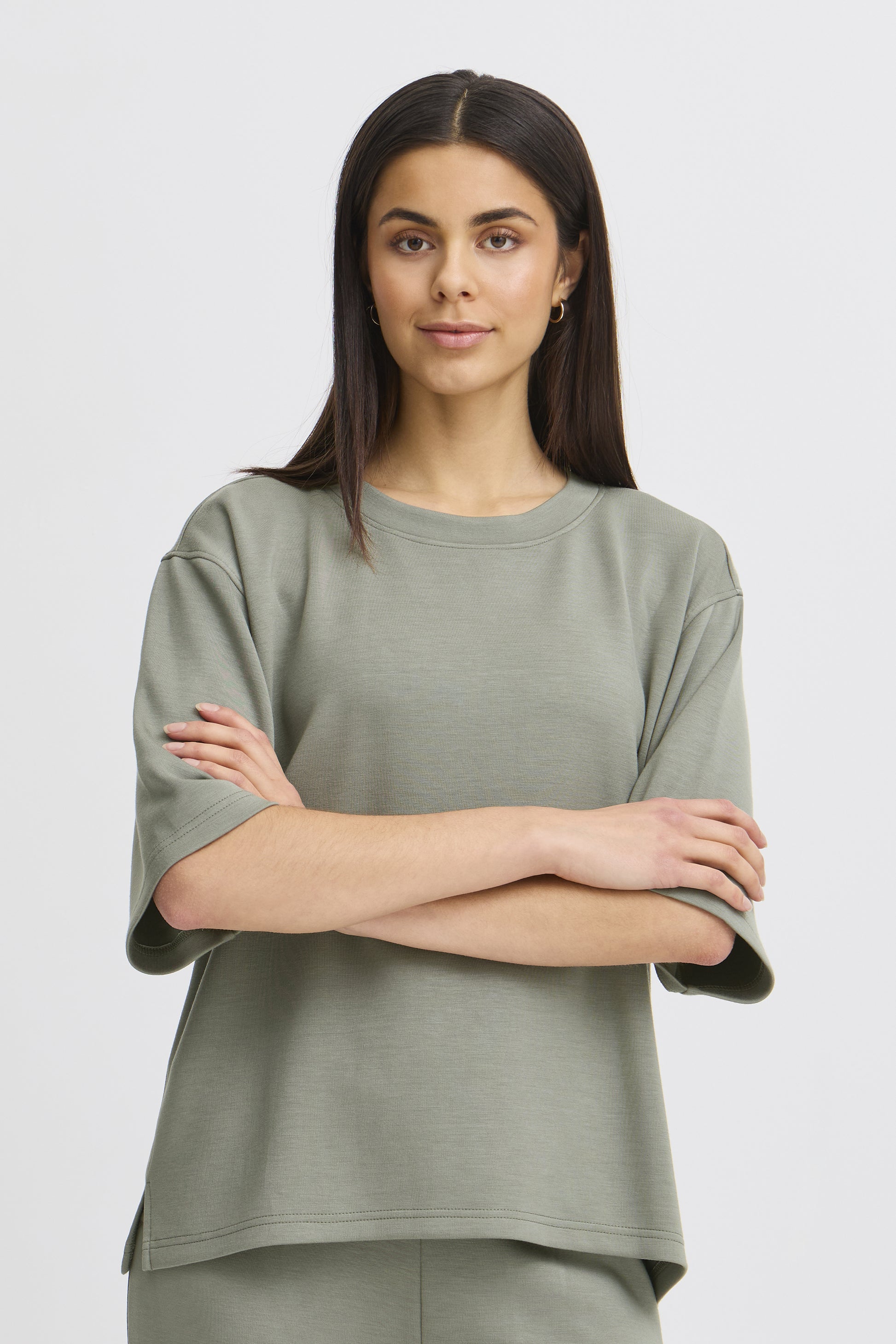 This fabulous basic from Scandi brand FRANSA is not only super versatile but is at an unbelievable price. A short sleeved, boxy sweat with a straight hem and round neck. The fit is true to size.