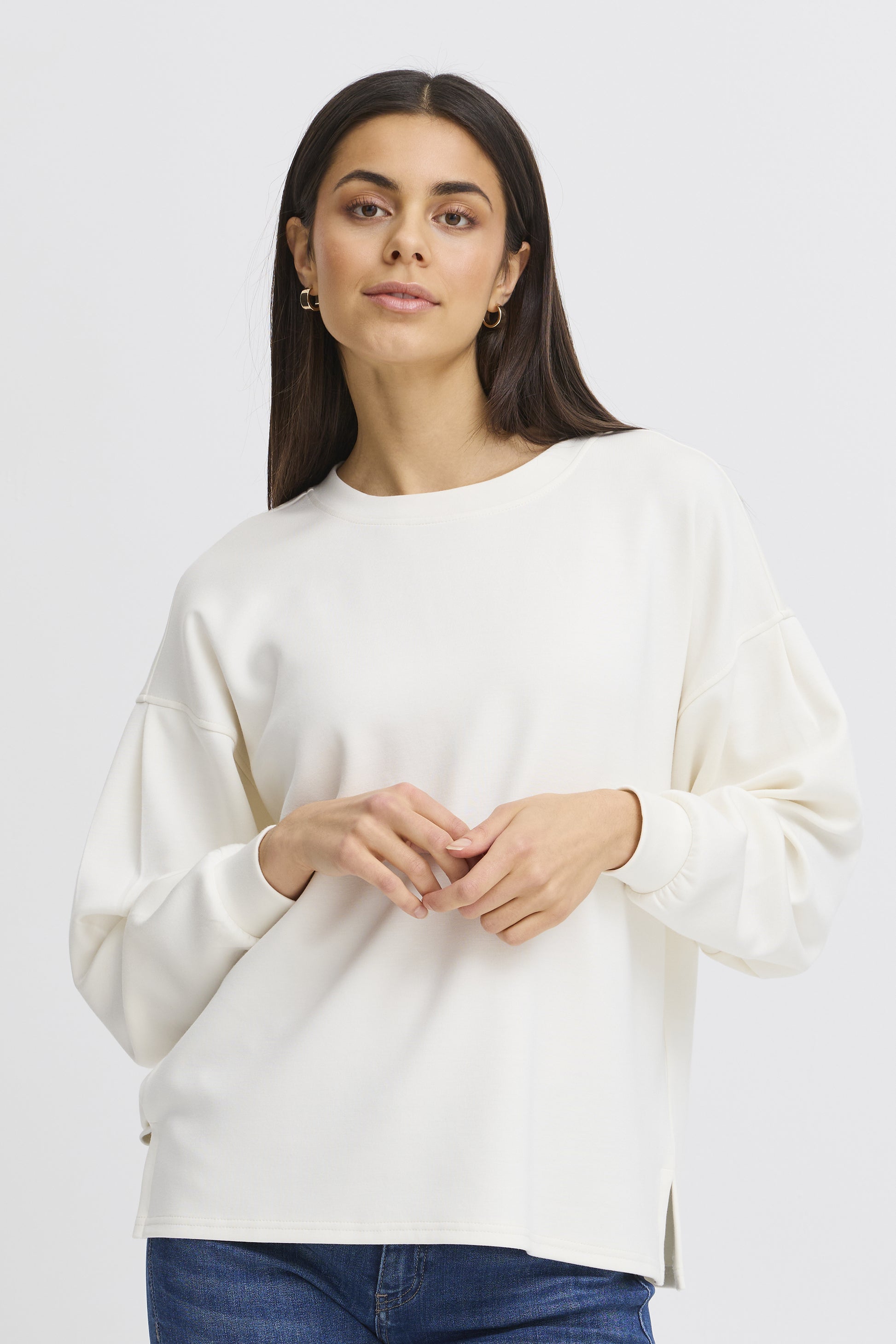 Another great Spring piece from Scandi brand FRANSA in a super soft fabric. A round neck oversized sweatshirt with long sleeves and ribbed cuffs. The fit is oversized and the hem is straight with side splits.