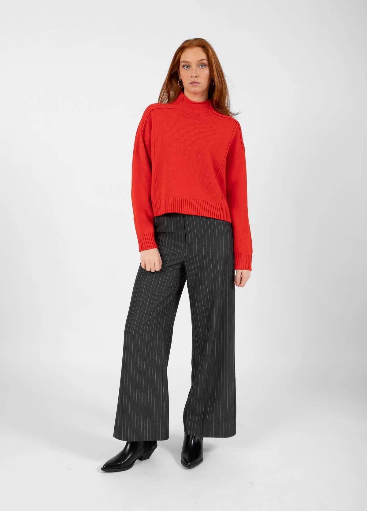 The AVERY turtleneck is the ultimate choice for warmth and style on cold days from CC Heart. The soft knit and relaxed fit make it ideal for daily wear, while the turtle neck adds an extra layer of comfort and elegance. A perfect basic model in a neutral tone or the vibrant red.