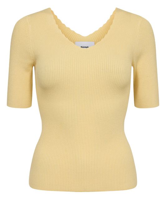  summer top from Scandi brand NUMPH in a beautiful yellow colour. This ribbed knit has a V neck front and back and has a short sleeve. A "skinny rib" style in a flattering shape. The fit is true to size.