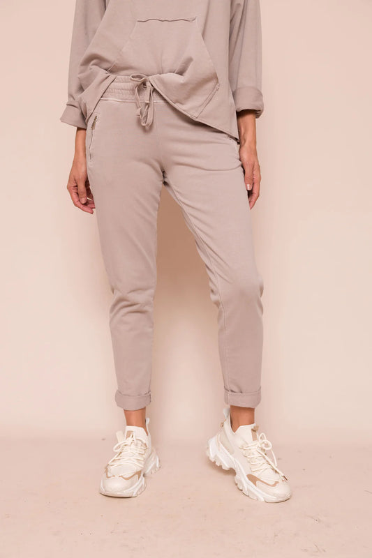 A pair of joggers that you'll simply never tire of from British brand SuzyD. These trousers are a beautiful soft shade that is perfect with your everyday classic ensembles. Featuring a drawstring waist so that you can customize the fit, four pockets for convenient storage and cuffed bottoms, this will surely become a favourite in your capsule wardrobe.