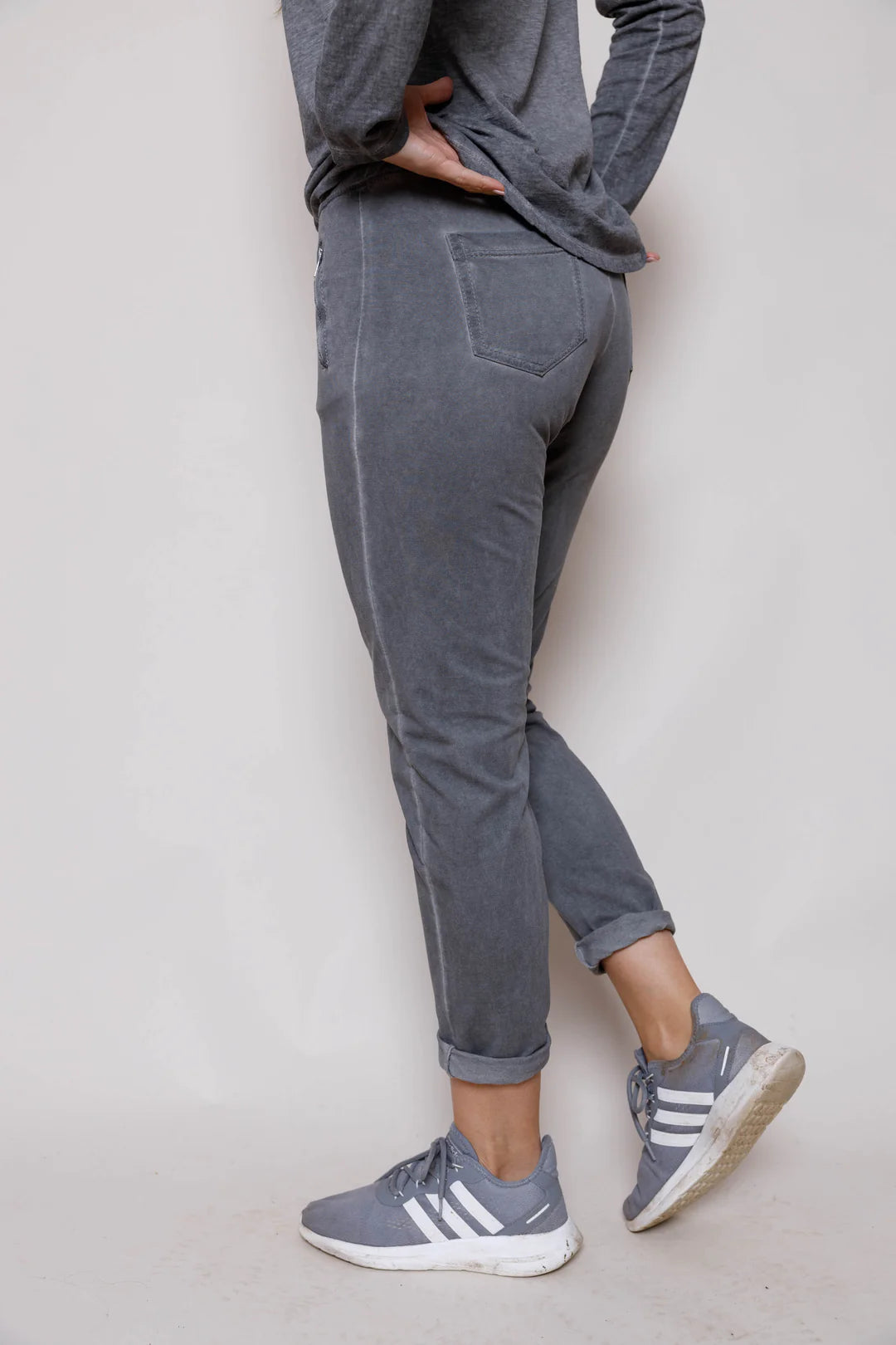 SUZYD 'Bailey' Jogger (Dark Grey/Taupe)