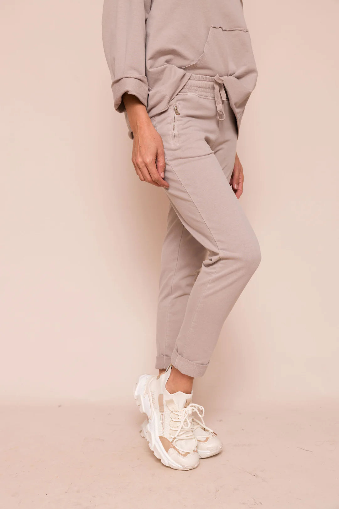 SUZYD 'Bailey' Jogger (Dark Grey/Taupe)