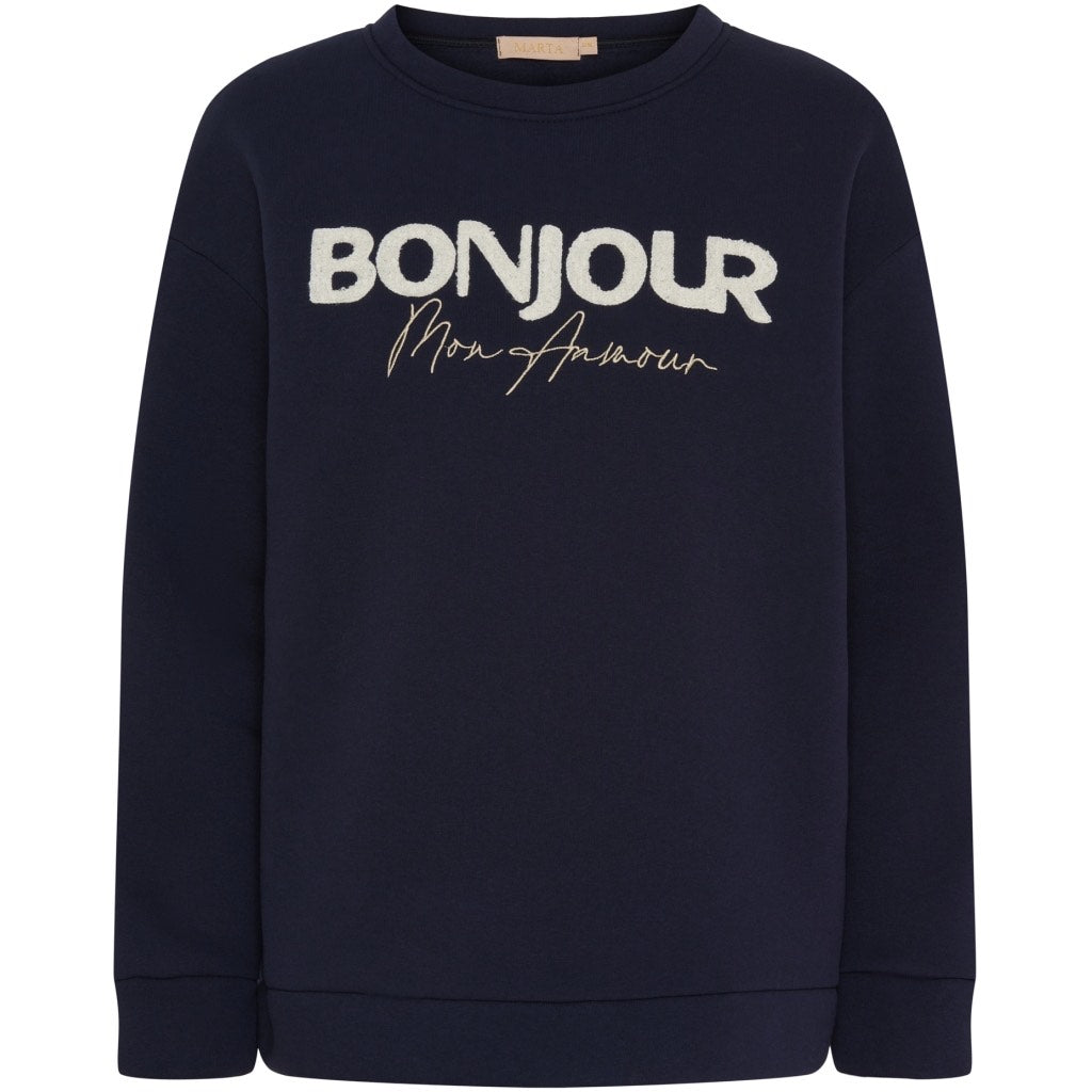 The margin sweat from French brand Marta Du Chateau is a super soft and thick piece for the transition into Spring. With the Bonjour mon amour logo it is super on trend . The fit is oversized.