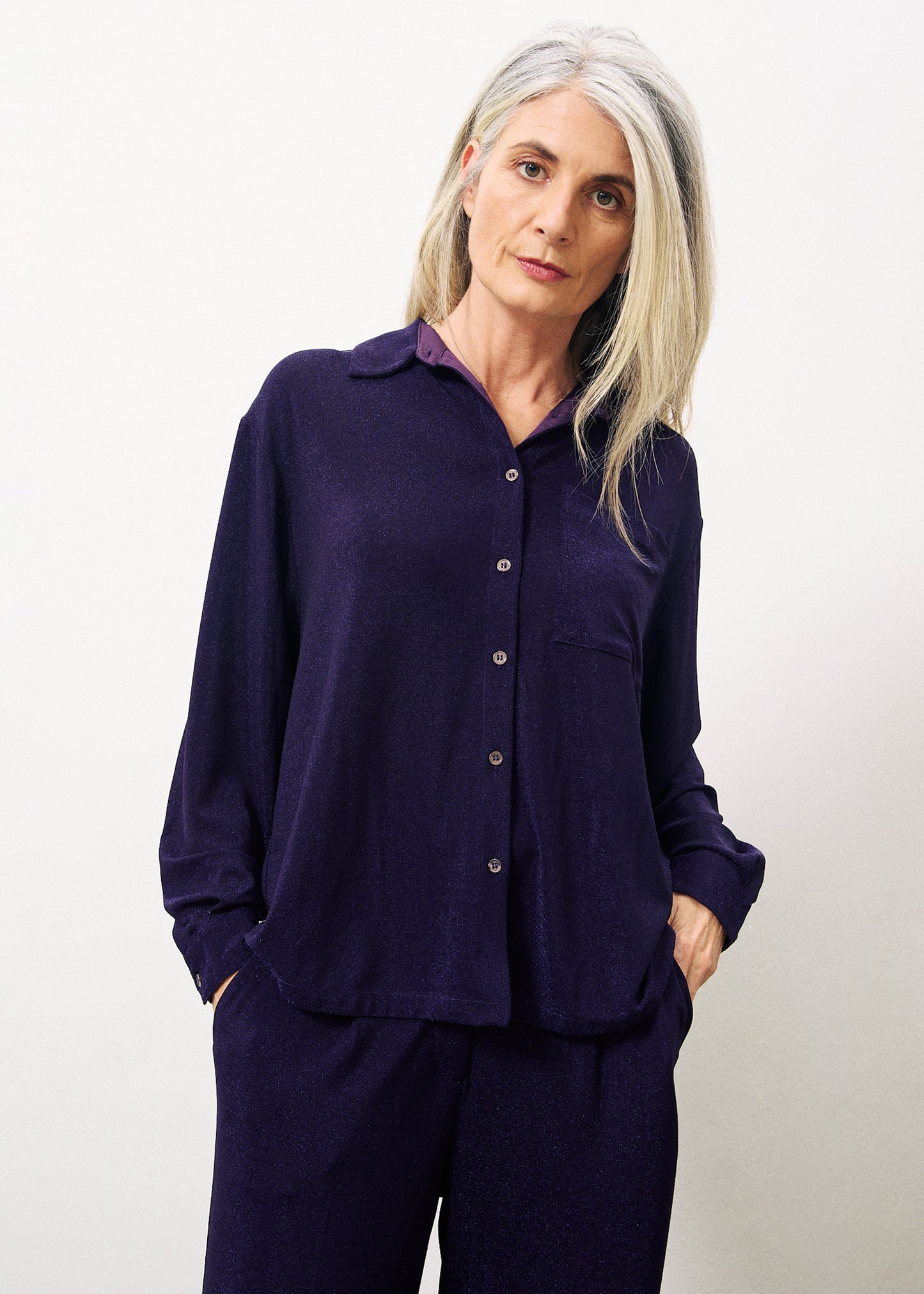 The Carla shirt form Parisian brand FRNCH is understated chic. The vibrant Violet coloured oversized shirt has a touch of sparkle but not too much. A smart shirt collar and contrast buttons add that special something. A great piece for that girlie lunch or a trip to the wine bar. The fit is oversize. The long sleeves have a single contrast button to fasten.