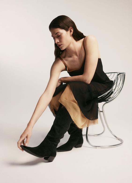 Cassie is the refined tall boots with a minimal look from Vagabond. The style is crafted from black/brown suede with a pointed-toe shape and scrunchy pull-on shaft. The slanted heels measure 40mm. 