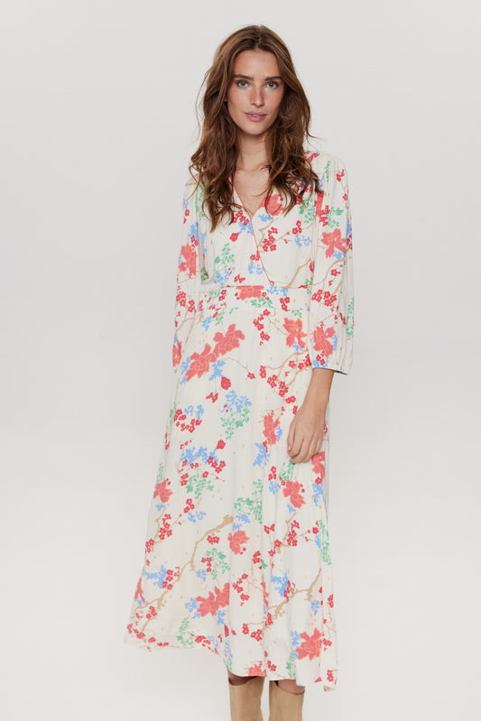 A stunning occasion dress from Numph in a pretty floral print. A faux wrap dress at the top with a nipped in waist with a half elastic waist at the back for an amazing fit with stretch. With three quarter sleeves it is super feminine. The skirt is slightly A shaped and has side pockets. The dress is fully lined.