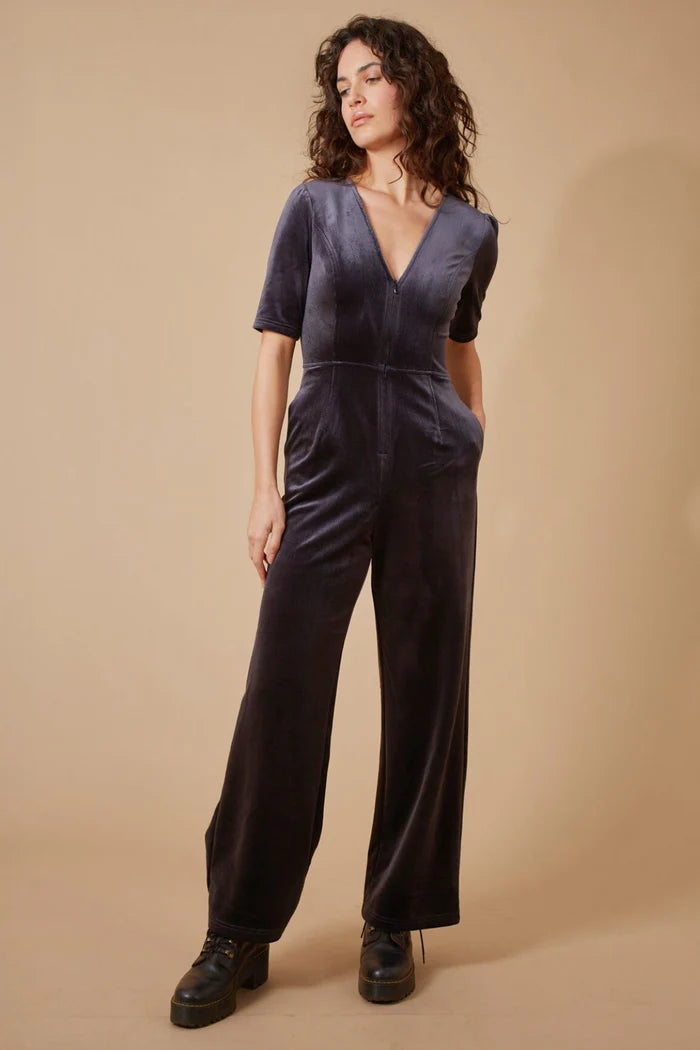 We know you loved our Clan Jumpsuit from British brand TRAFFIC PEOPLE so we've brought it back in even more colours. A beautifully flattering fit with a sultry edge. The stretch of this cord makes the jumpsuit as classy as it is comfy. A staple piece for your Autumn wardrobe! With short sleeves, a V-neck with front zip fastening, and slip side pockets.