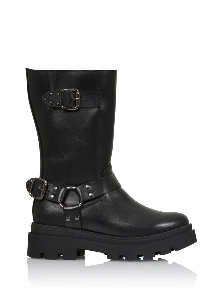 Don't you want these cool biker boots with cool buckles from Maruti !! These biker boots are made entirely of leather, both on the inside and outside. What outfit would you wear with this? A Great thick sole with an edgy look.