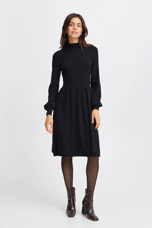 The Dedina dress from Scandi brand FRANSA is a great wardrobe staple for the Winter season ahead. A knee length dress with a ribbed top half and a funnel neck. The arms are ribbed too with a cuff. The fit is true to size.