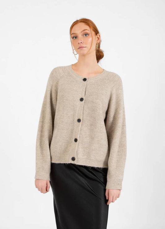 The Emma Cardigan from Danish brand CC HEART is another classic piece for Winter. This cardigan is both practical and stylish. With its button details and soft knit, it's perfect for layering. A ribbed knit with raglan sleeves and a wide cuff. The fit is oversized.