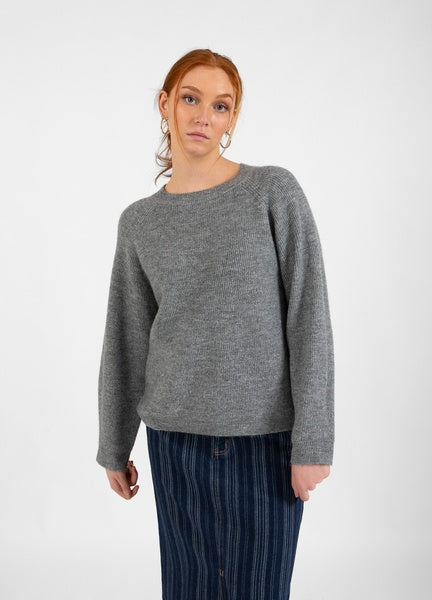 This classic knit from Scandi brand CC HEART is simple in design but on trend and super versatile. This knit sweater combines comfort with style. The soft, warm quality makes it ideal for cool days. Ribbed with a raglan sleeve and loose ribbed cuff. The fit is oversized.