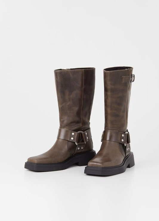 Eyra is the contemporary biker boots with harness details from Vagabond. The style is crafted in oily nubuck, featuring boxy square toes, silver-toned harness details and a mid-rise shaft. The solid rubber outsoles measure 45mm.