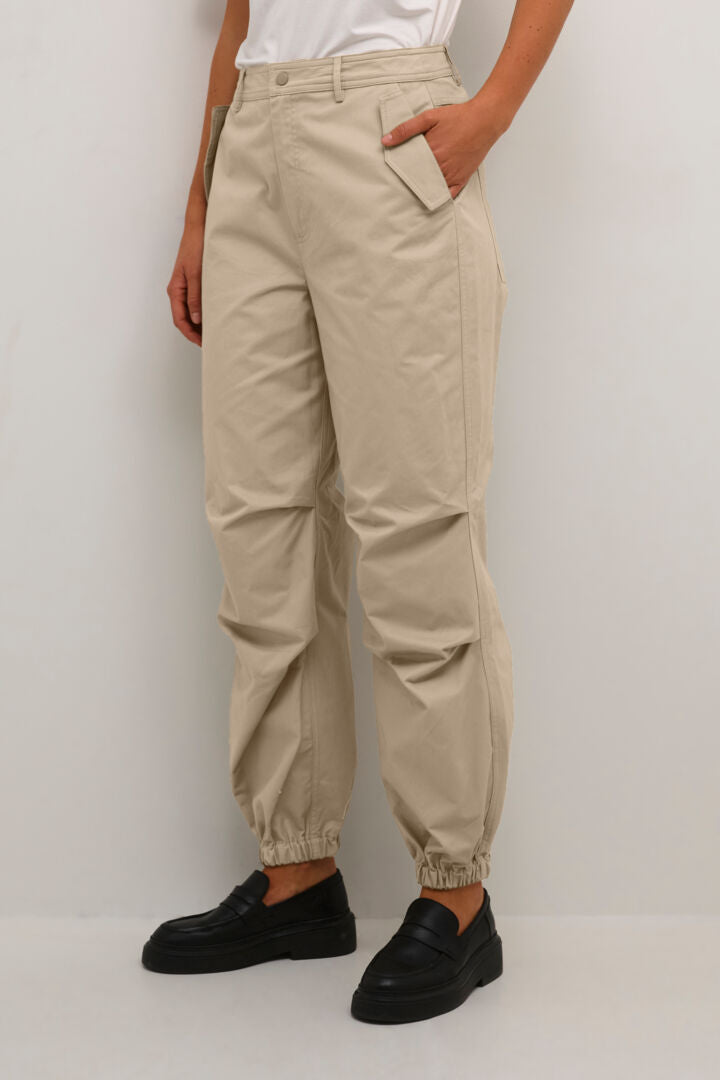 The Frido pants from Scandi brand Kaffe are a cargo style trouser in a neutral colour that are bang on trend for spring/summer. These loose fitting trousers have an elasticated cuff at the hem and have slant front pockets with a quirky flap. The tiered knee adds that point of difference.