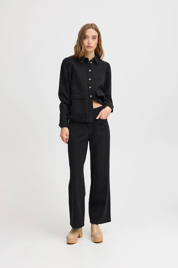 The IRkunis Trouser from Atelier Reve is super chic. This regular fit , straight leg trouser is in a texture jean like fabric. The rise is high with a zip front and single button to fasten. There are patch pockets on the front and faux back pockets for a great fit over the bottom. The perfect winter trouser.