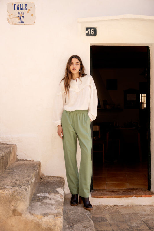 This fabulous pull on spring trouser is a classic from Atelier Reve. It has a thick elasticated waist giving maximum comfort. There are slanted front pocket and a loose fitting leg.