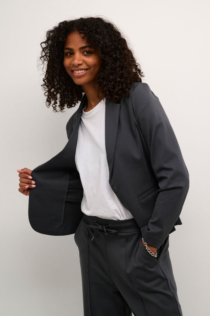 Looking for a classic blazer to add to your wardrobe? Look no further than our favourite Scandi brand Kaffe's KAjenny Jacket. With long sleeves, a traditional collar, and a single button closure, this blazer is perfect for any occasion. Made from a blend of polyester, viscose, and elastane, it offers both comfort and style. One of our teams favourites every season.