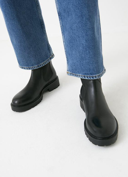 Kenova is the chunky Chelsea boots that provide a contemporary look from Vagabond The style is crafted in black leather featuring elastic side panels, rounded toes and pull-on tabs. The style sets on chunky outsoles that measure 40 mm.