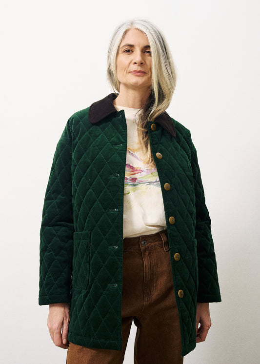 The Laia jacket from Parisian brand FRNCH has that great "country" look. A beautiful and practical padded jacket perfect for the transition to Autumn. The Emerald green colour looks luxurious and the brown corduroy trim and contrasting buttons add to that Lux look. The front pockets are a must and the hem is straight. Sizing is generous.