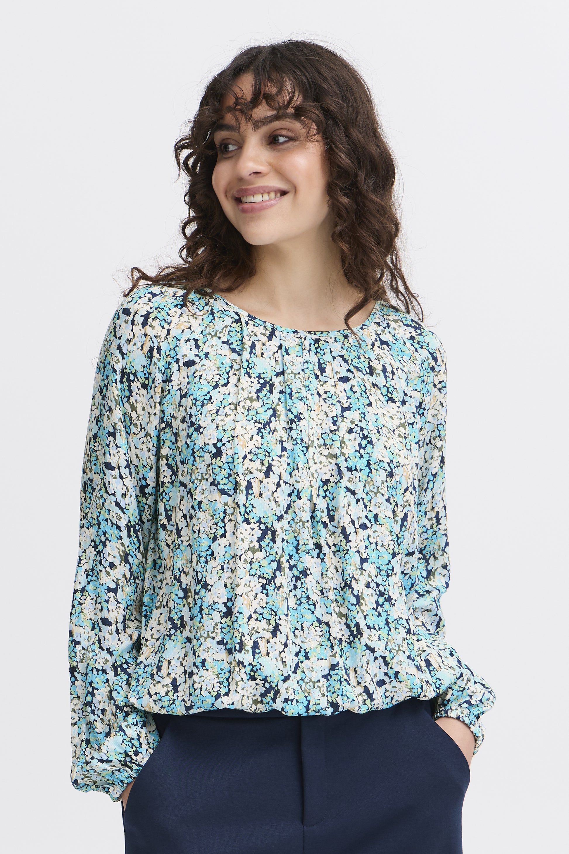 Pretty floral blouse from Scandi brand FRANSA in a cute ditsy print perfect for Spring. A round neck piece with small gathers at the yoke, long sleeves with an elasticated cuff. This pull on piece has an elasticated hem for a great fit. The fit is true to size.