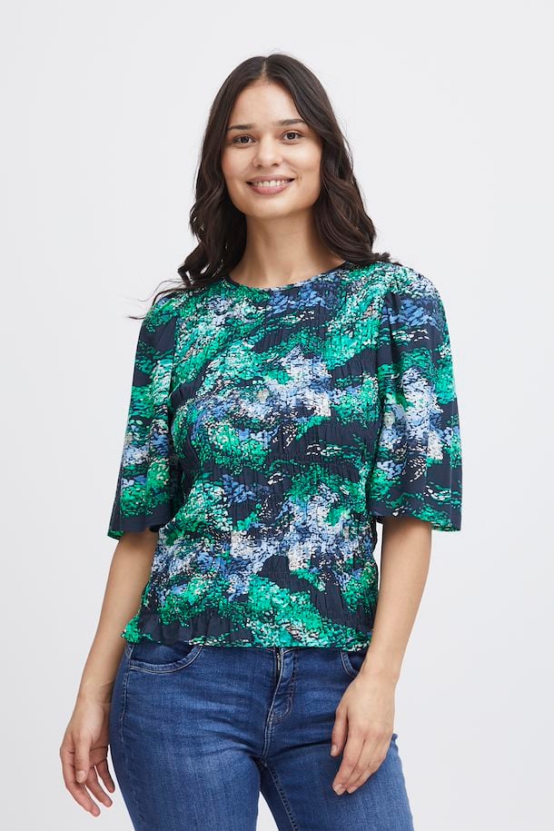 A great little summer top which is super versatile from Fransa. Gathered front and back for a neat fit. Single button fastener at the back. Short loose fit sleeve. Slight frill at the hem. Fit is true to size.
