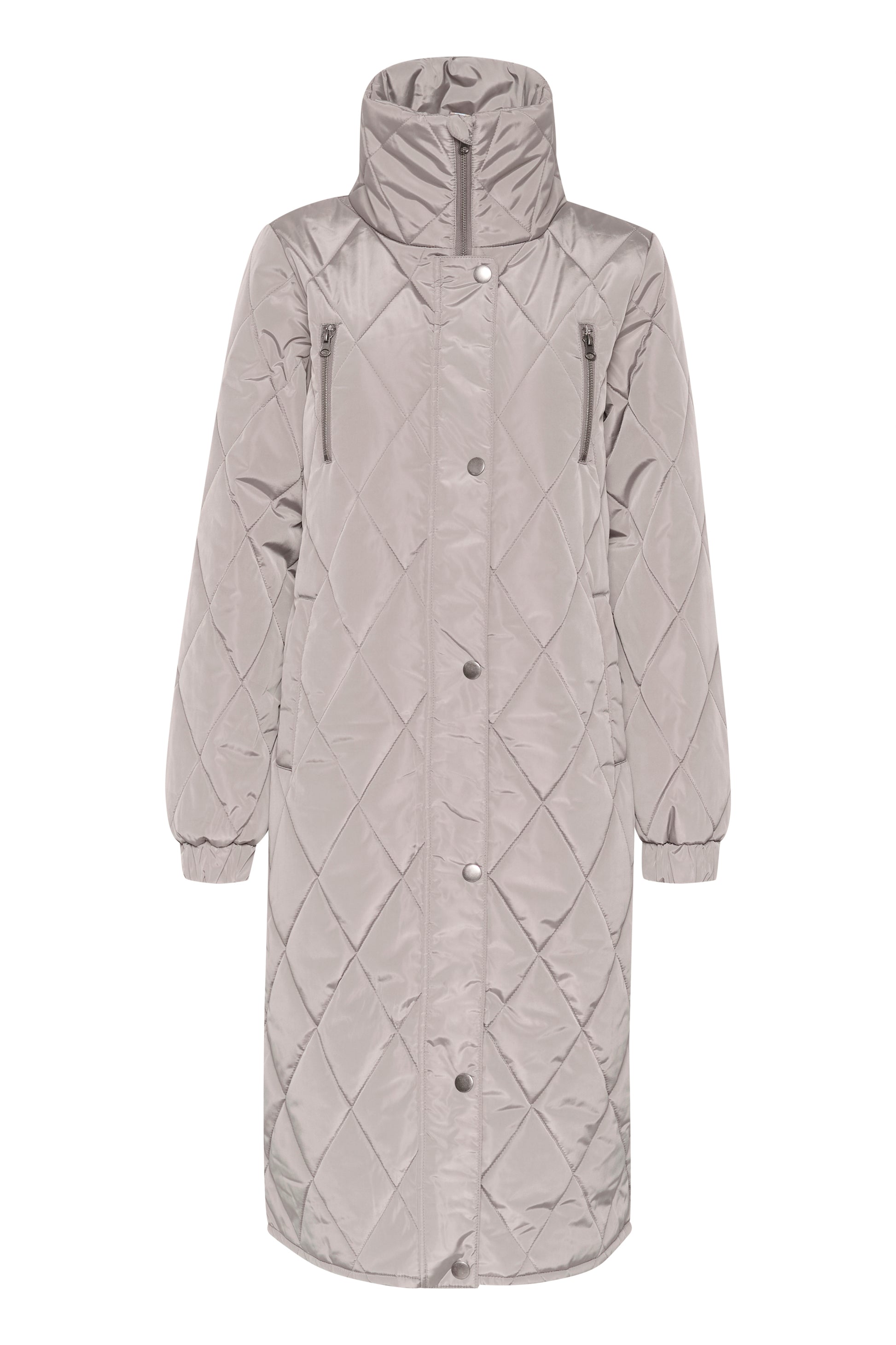 The KAlindsay jacket from Scandi brand KAFFE is a warm, cosy piece of outerwear. It is padded and quilted in a diamond shaped pattern, and it has a high funnel neck and elastic sleeve edges. The jacket has slanted front pockets, chest pockets with zippers and slits with zippers. It has a regular fit, comes down to the knees and is closed with both a zipper and snap buttons.