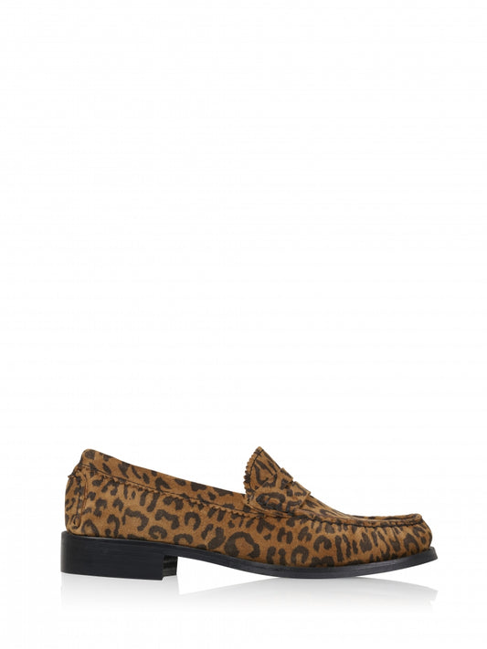 The loafer trend is back!! How cool are the Mains loafers in leopard print or classic black leather from DWRS ? A nice tip: Style the Mains loafers with a cool socks under a long skirt, trousers or dress. The outside is made entirely of suede and the inside is made of leather in the leopard style and all leather in the classic black.