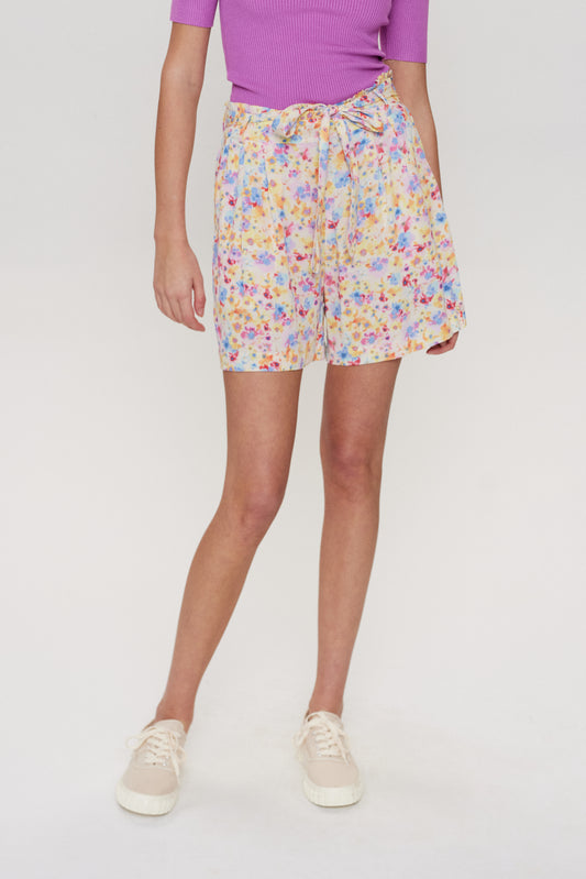 A gorgeous pair of loose fitting shorts from Scandi brand Numph. These great shorts in a pretty floral print are so comfortable. With a wider floaty leg and half elasticated waist with removable tie belt. As with any piece of Numph clothing it's the attention to detail. The inside of the waistband has a contrasting blue and white striped fabric to add that something special to this piece. The fit is true to size.