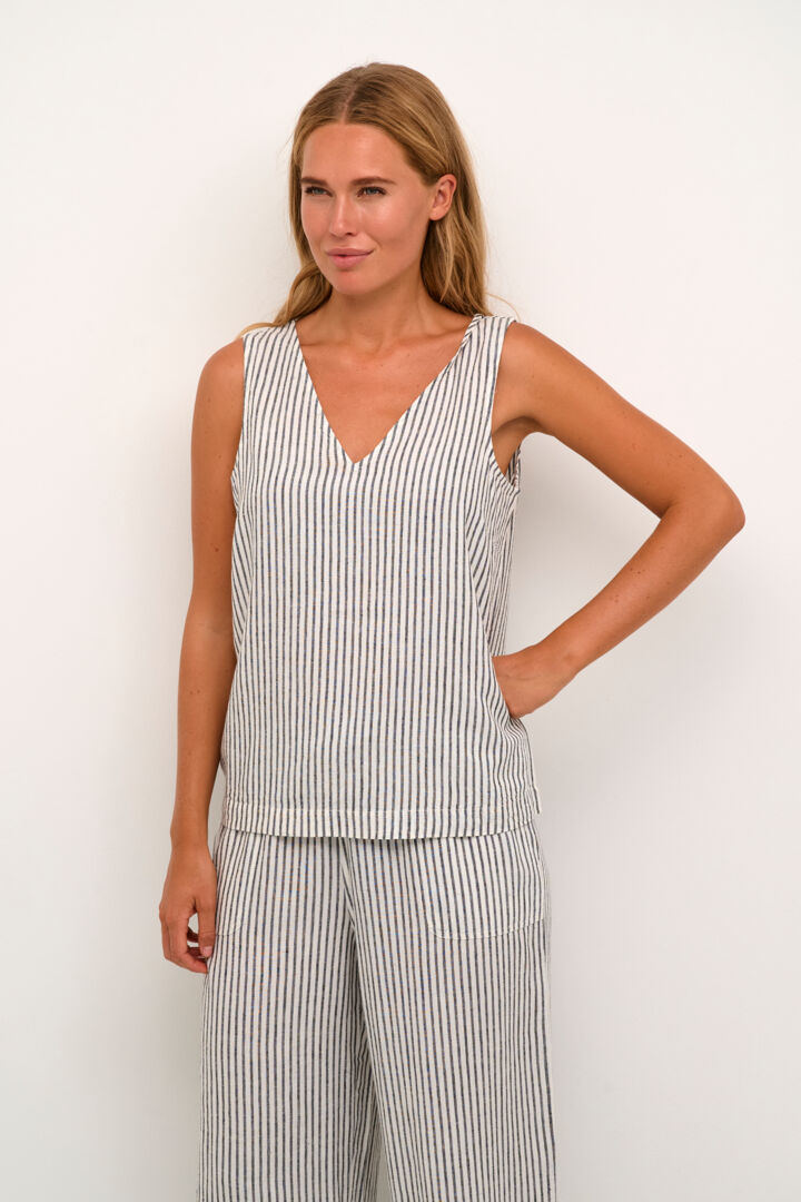 Experience the ultimate comfort and style in the warmer weather with the Milla top from Scandi brand Kaffe! This must-have piece features a V neck design in the front and back, along with a durable strap that allows you to wear a bra easily. Its simple and classic striped design pairs perfectly with jeans or shorts. And best of all, the fit is true to size thanks to its linen mix material. Upgrade your wardrobe with this truly amazing top