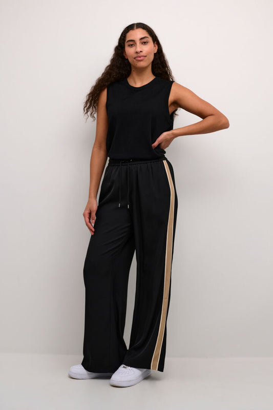 A great pull on sporty track pant from Scandi brand Kaffe. These great pants are super versatile and even more comfortable. A thick elasticated waist with pull tie in a high rise. A straight leg with a contrast thick stripe down the side .They are finished off nicely with slanted pockets at the side. A great true to size fit.