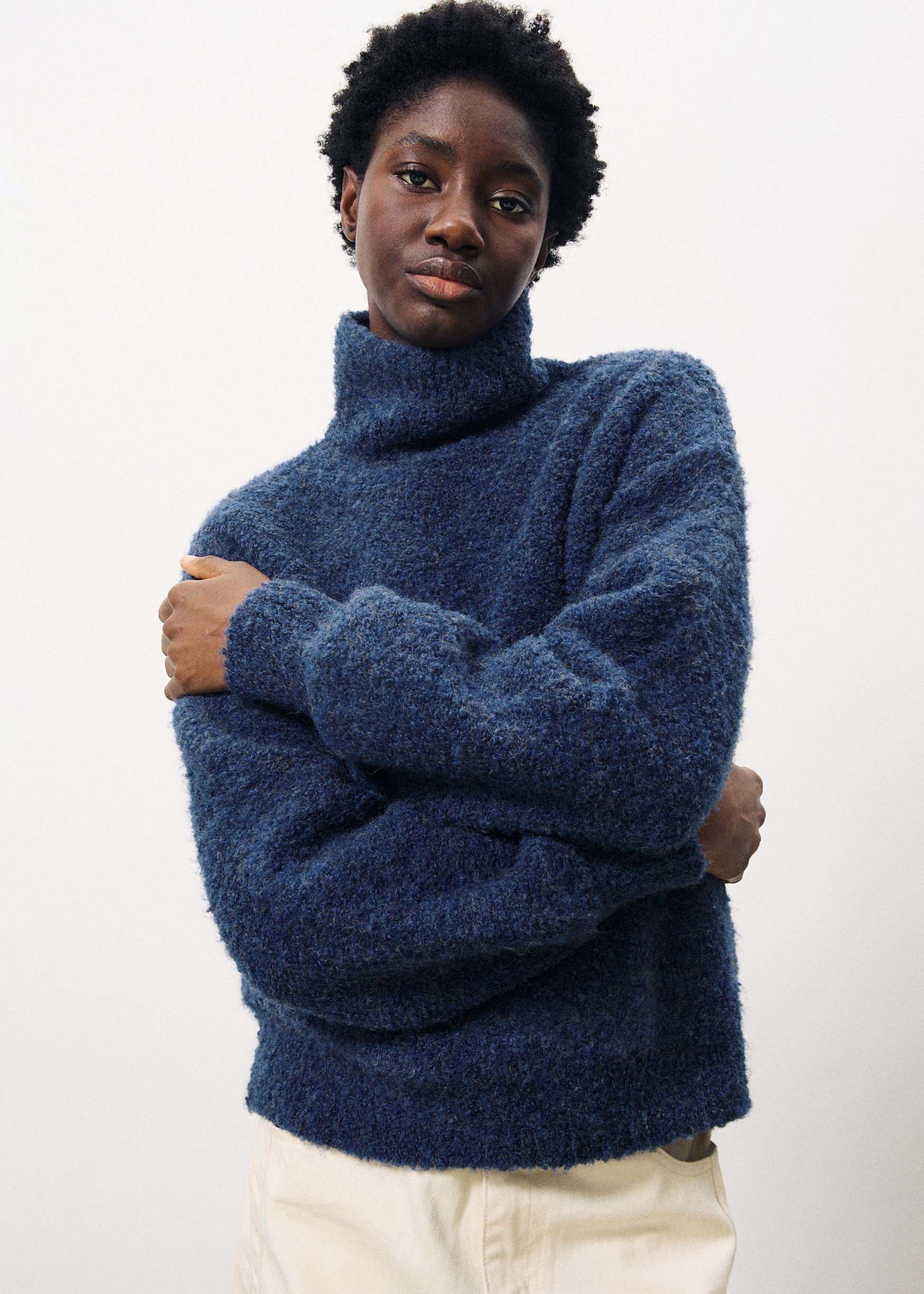 The Nadine jumper from Parisian brand FRNCH is super warm and cosy. This really lovely piece is so versatile as it's almost a denim blue. The roll neck can be worn up or rolled down. The long sleeves have a ribbed cuff. The hem is straight and ribbed. The fit is boxy and oversized.