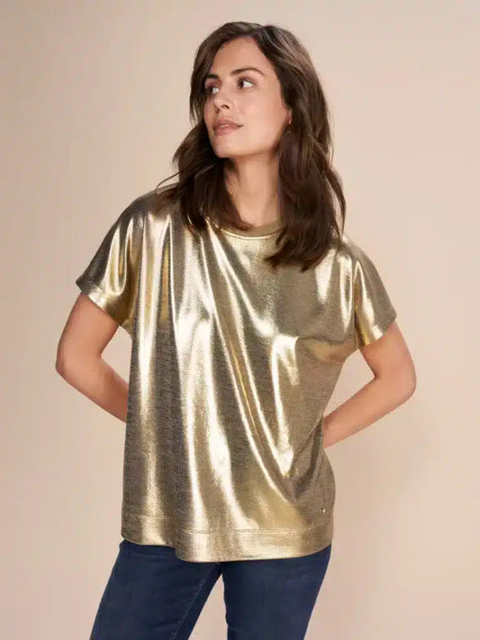 The Nivola Metallic top from Mos Mosh is a short-sleeved shimmering top in a metallic shade. It is thin and rounded in the neck. Button closure at the neck. Perfect for slightly more festive occasions with a pair of suit trousers or jeans. Apologies no image for the navy. The fit is generous.