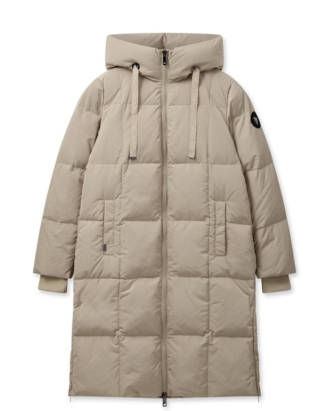 Stay warm in the chilling cold with this super lightweight, yet warm down coat from Danish brand Mos Mosh. It has a long fit, hood, heavy zipper, and cool check quilted pattern, filled with responsibly sourced down. High practical collar and side slits, making the fit extra flexible.