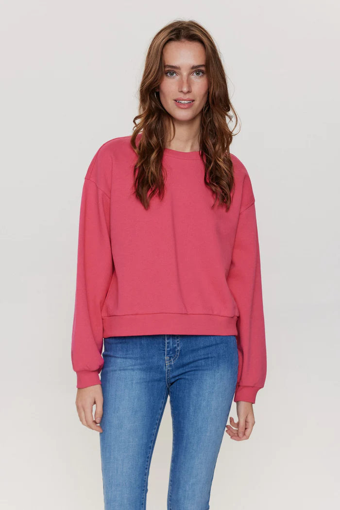 A fabulous cropped sweatshirt from Scandi brand Numph. This great little piece is so versatile. Wear with a mum jean of full skirt for that great on trend look. Round neck and long sleeves.