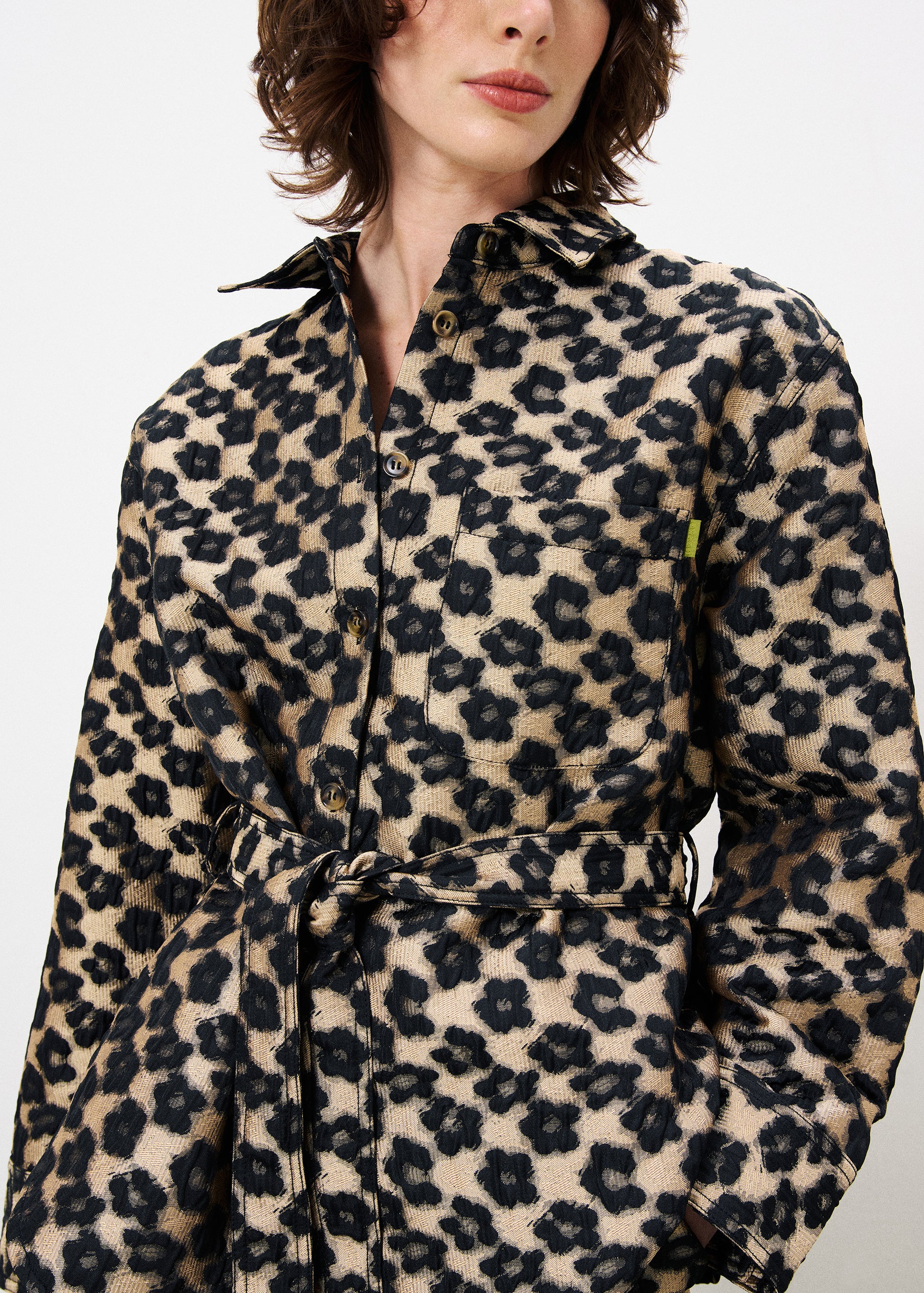 The Pandore jacket from Parisian brand FRNCH is in an animal print in the classic colours. A shirt shaped light weight jacket that can be worn as a shirt or jacket. Classic shirt collar with long sleeves with a single button cuff. There is a single breast pocket and a tie belt at the waist. It is generous in fit.