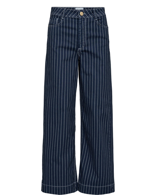 Another great trouser from Scandi brand Numph. This cropped wide leg jean ia a beauty and great for the transition from summer to Autumn. Wear now with a white chunky trainer and in winter with a chunky boots and jumper . The fit is true to size.