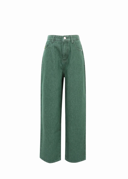 The Patriciane trouser form Parisian brand FRNCH is a cool mom style jean. This high rise jean has typical 5 pocket styling. The length is to the ankle and they look super rolled with a Winter trainer or a chunky boot. The fit is true to size.