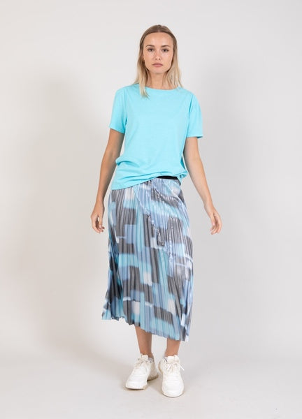 Pleated skirt with Flow print from Scandi brand Coster Copenhagen. The skirt is designed with a black elasticated waist and is medium long. A great classic piece to wear with a T and trainers or a blouse and heels. The fit is true to size.