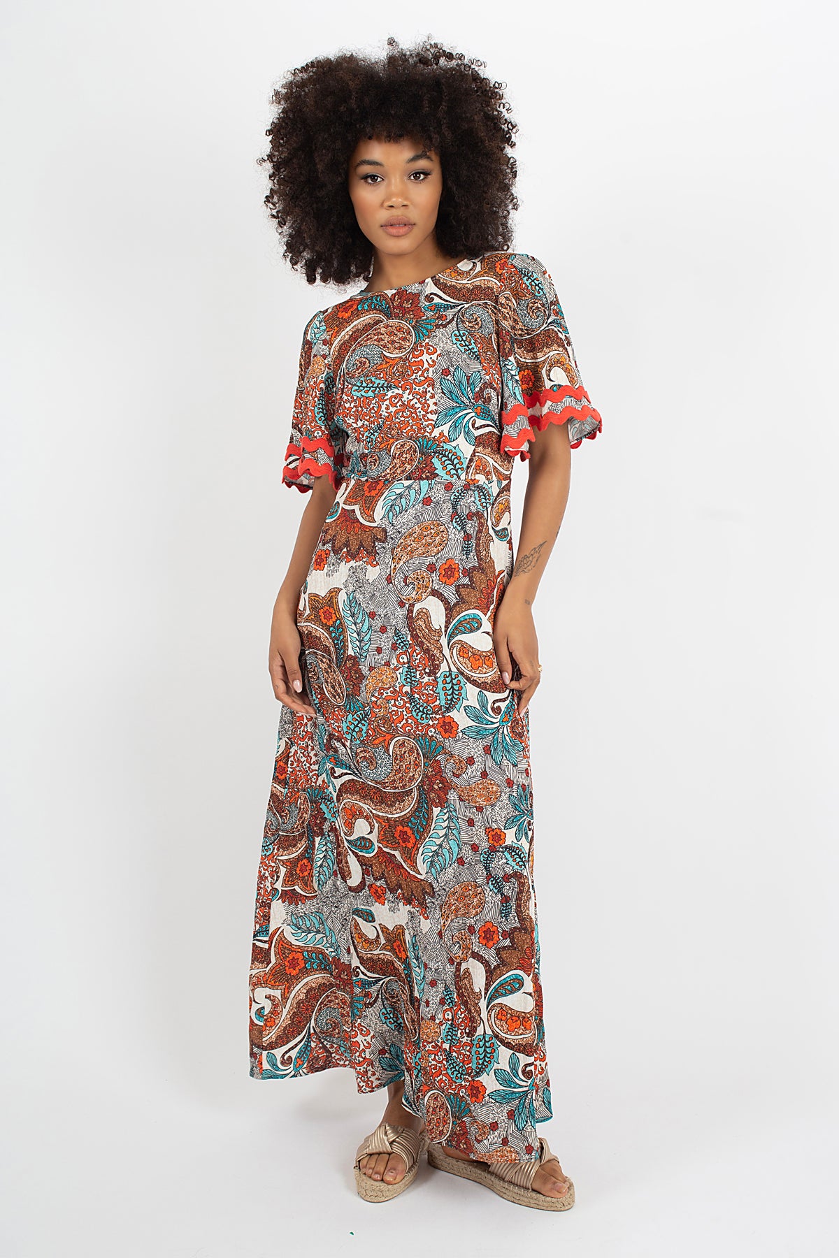 The gorgeous Rene maxi dress from Traffic People is cut with elbow length trumpet sleeves and a slightly cinched waist, leaving you with a beautiful and flattering silhouette. Featured in this fabulous aqua and white floral cotton fabric.